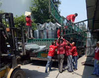 37°高温下，榴莲视频APP在线观看榴莲网站视频设备公司的员工仍然在坚持工作